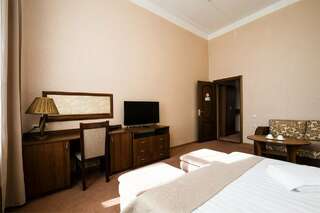 Гостиница Золотая бухта Калининград Стандарт двухместный с двуспальной кроватью и дополнительным местом-2