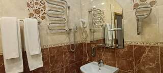 Гостиница Золотая бухта Калининград Двухкомнатный семейный стандарт с двуспальной кроватью и дополнительным спальным местом-4