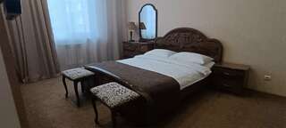 Гостиница Золотая бухта Калининград Двухкомнатный семейный стандарт с двуспальной кроватью и дополнительным спальным местом-1